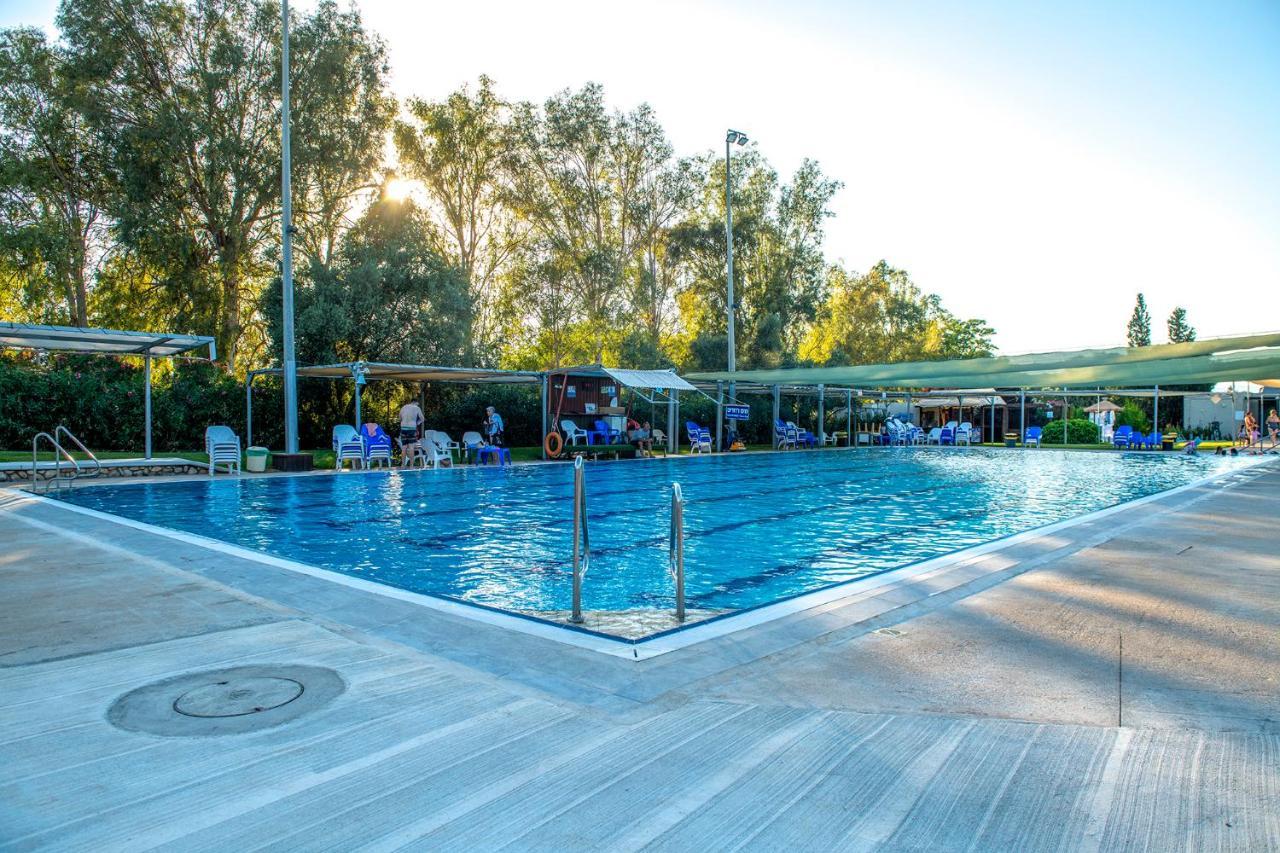 כפר הנופש קיבוץ גדות Kibbutz Gadot Galilean Resort Esterno foto