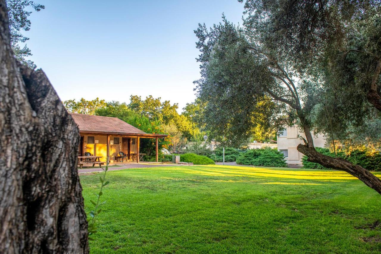 כפר הנופש קיבוץ גדות Kibbutz Gadot Galilean Resort Esterno foto