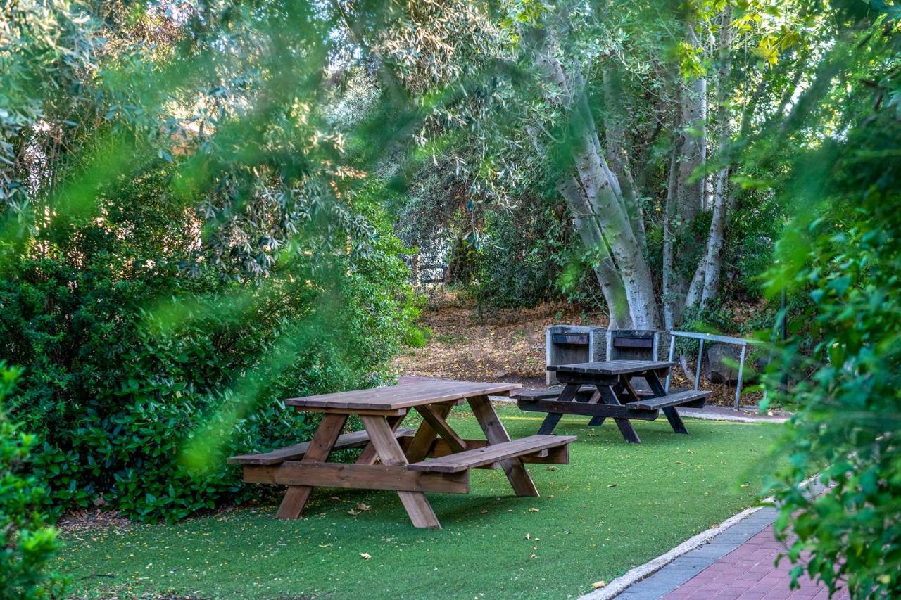 כפר הנופש קיבוץ גדות Kibbutz Gadot Galilean Resort Esterno foto