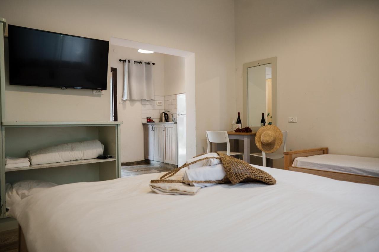 כפר הנופש קיבוץ גדות Kibbutz Gadot Galilean Resort Esterno foto
